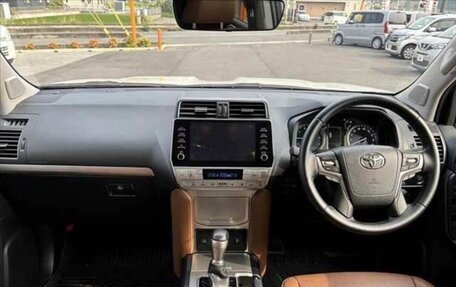 Toyota Land Cruiser Prado 150 рестайлинг 2, 2022 год, 4 080 000 рублей, 4 фотография