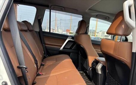 Toyota Land Cruiser Prado 150 рестайлинг 2, 2022 год, 4 080 000 рублей, 8 фотография