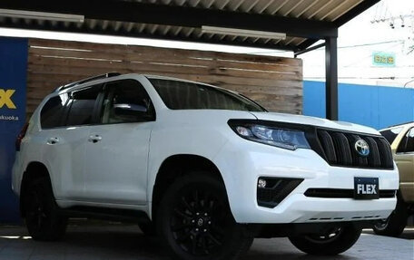 Toyota Land Cruiser Prado 150 рестайлинг 2, 2022 год, 3 500 000 рублей, 3 фотография