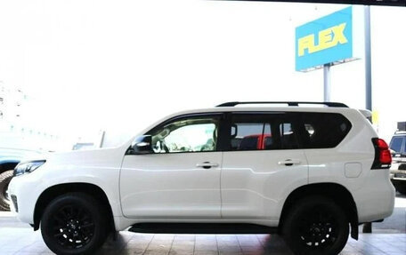 Toyota Land Cruiser Prado 150 рестайлинг 2, 2022 год, 3 500 000 рублей, 5 фотография