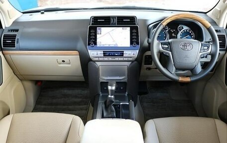 Toyota Land Cruiser Prado 150 рестайлинг 2, 2022 год, 3 500 000 рублей, 10 фотография