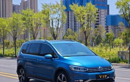Volkswagen Touran III, 2022 год, 1 655 123 рублей, 3 фотография