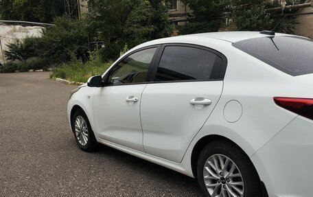 KIA Rio IV, 2018 год, 1 000 000 рублей, 3 фотография