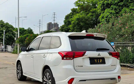 Mitsubishi Outlander III рестайлинг 3, 2022 год, 1 735 000 рублей, 4 фотография
