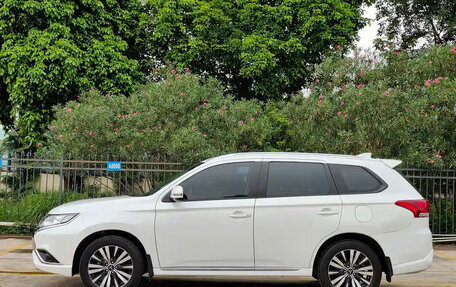 Mitsubishi Outlander III рестайлинг 3, 2022 год, 1 735 000 рублей, 6 фотография