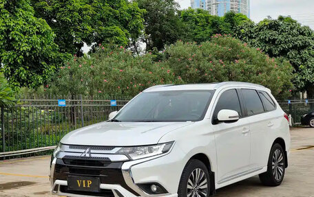 Mitsubishi Outlander III рестайлинг 3, 2022 год, 1 735 000 рублей, 3 фотография