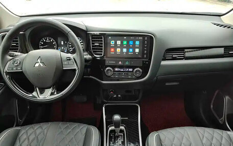 Mitsubishi Outlander III рестайлинг 3, 2022 год, 1 735 000 рублей, 8 фотография