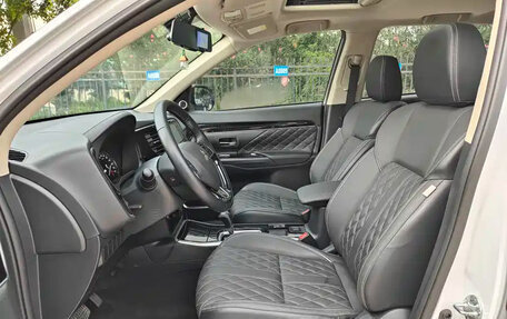 Mitsubishi Outlander III рестайлинг 3, 2022 год, 1 735 000 рублей, 7 фотография