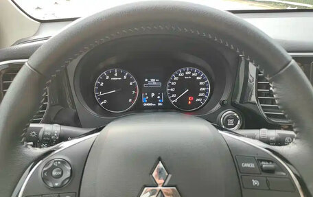 Mitsubishi Outlander III рестайлинг 3, 2022 год, 1 735 000 рублей, 9 фотография