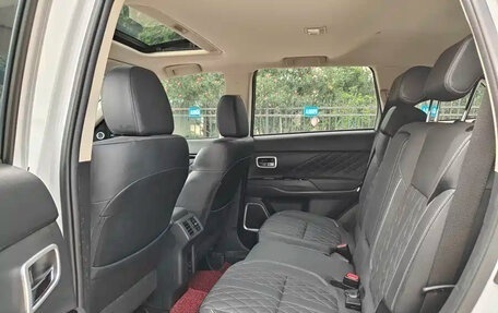 Mitsubishi Outlander III рестайлинг 3, 2022 год, 1 735 000 рублей, 10 фотография