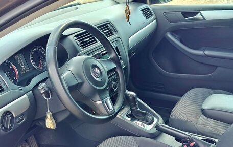 Volkswagen Jetta VI, 2013 год, 1 250 000 рублей, 2 фотография