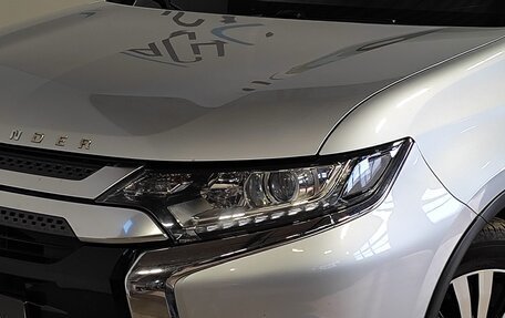 Mitsubishi Outlander III рестайлинг 3, 2018 год, 1 989 000 рублей, 5 фотография