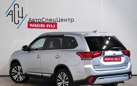 Mitsubishi Outlander III рестайлинг 3, 2018 год, 1 989 000 рублей, 4 фотография