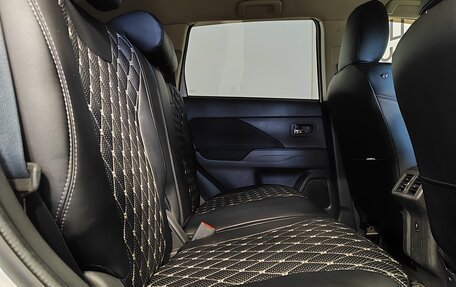 Mitsubishi Outlander III рестайлинг 3, 2018 год, 1 989 000 рублей, 13 фотография