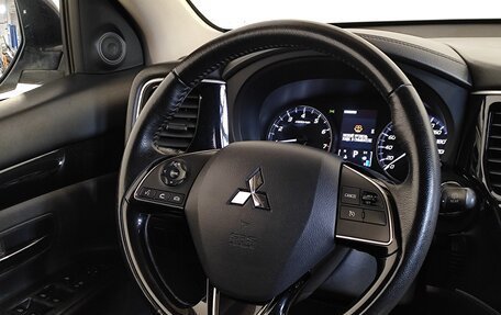 Mitsubishi Outlander III рестайлинг 3, 2018 год, 1 989 000 рублей, 12 фотография