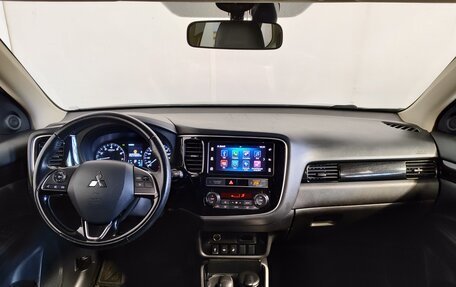 Mitsubishi Outlander III рестайлинг 3, 2018 год, 1 989 000 рублей, 8 фотография