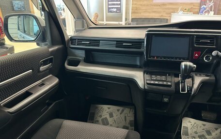 Honda Stepwgn IV, 2017 год, 1 999 000 рублей, 14 фотография