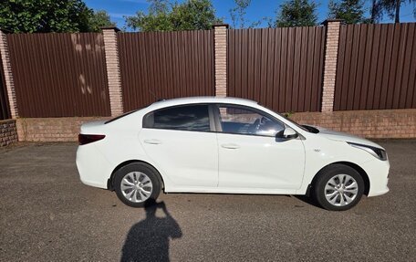 KIA Rio IV, 2018 год, 1 590 000 рублей, 4 фотография