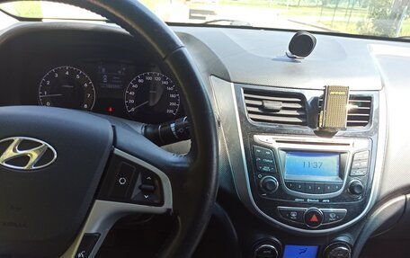 Hyundai Solaris II рестайлинг, 2012 год, 650 000 рублей, 6 фотография