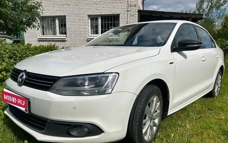 Volkswagen Jetta VI, 2013 год, 820 000 рублей, 2 фотография