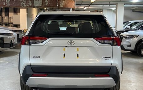 Toyota RAV4, 2024 год, 3 950 000 рублей, 5 фотография