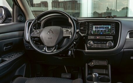Mitsubishi Outlander III рестайлинг 3, 2015 год, 1 595 000 рублей, 9 фотография