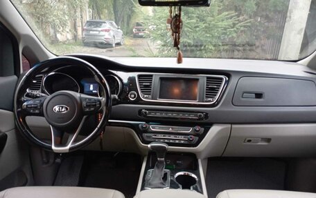 KIA Carnival III, 2018 год, 2 690 000 рублей, 15 фотография