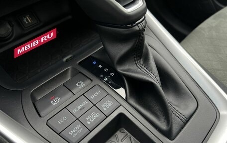 Toyota RAV4, 2025 год, 3 890 000 рублей, 27 фотография