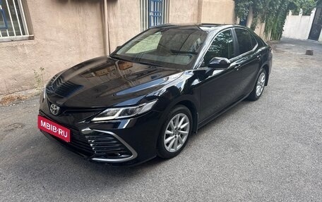 Toyota Camry, 2021 год, 2 300 000 рублей, 2 фотография