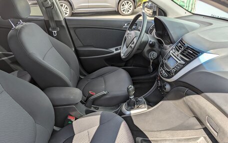 Hyundai Solaris II рестайлинг, 2011 год, 870 000 рублей, 23 фотография