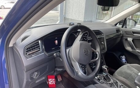 Volkswagen Tiguan II, 2018 год, 2 350 000 рублей, 3 фотография