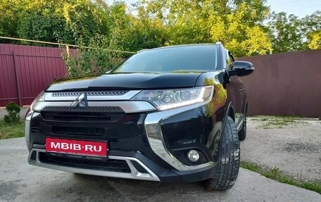 Mitsubishi Outlander III рестайлинг 3, 2020 год, 2 250 000 рублей, 1 фотография