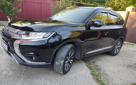 Mitsubishi Outlander III рестайлинг 3, 2020 год, 2 250 000 рублей, 3 фотография