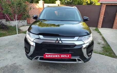 Mitsubishi Outlander III рестайлинг 3, 2020 год, 2 250 000 рублей, 2 фотография