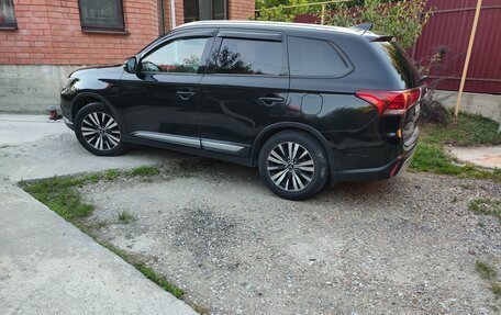 Mitsubishi Outlander III рестайлинг 3, 2020 год, 2 250 000 рублей, 4 фотография