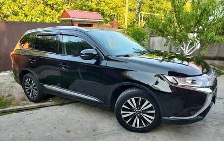 Mitsubishi Outlander III рестайлинг 3, 2020 год, 2 250 000 рублей, 6 фотография