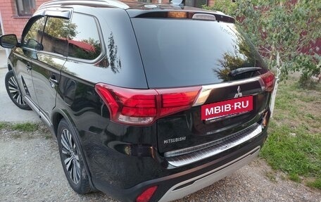 Mitsubishi Outlander III рестайлинг 3, 2020 год, 2 250 000 рублей, 5 фотография