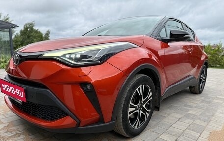 Toyota C-HR I рестайлинг, 2019 год, 2 700 000 рублей, 2 фотография