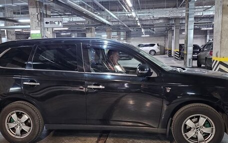 Mitsubishi Outlander III рестайлинг 3, 2014 год, 2 200 000 рублей, 10 фотография