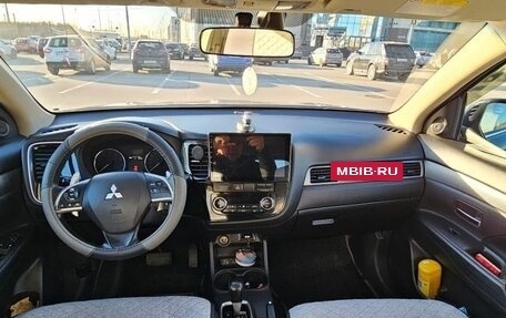 Mitsubishi Outlander III рестайлинг 3, 2014 год, 2 200 000 рублей, 16 фотография