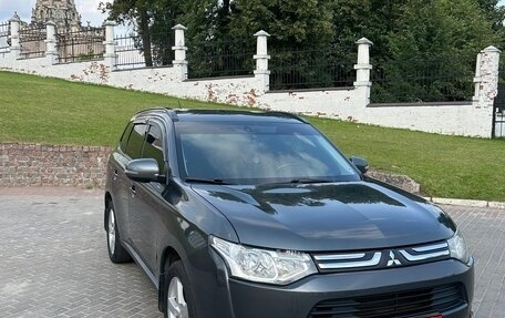 Mitsubishi Outlander III рестайлинг 3, 2013 год, 1 700 000 рублей, 2 фотография