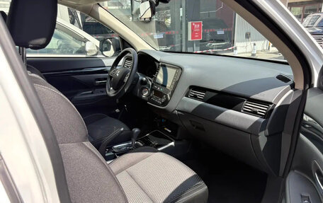 Mitsubishi Outlander III рестайлинг 3, 2022 год, 1 884 000 рублей, 2 фотография