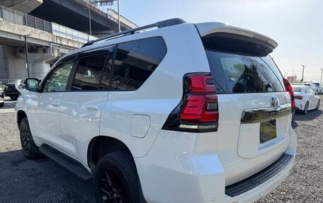 Toyota Land Cruiser Prado 150 рестайлинг 2, 2022 год, 3 910 000 рублей, 7 фотография