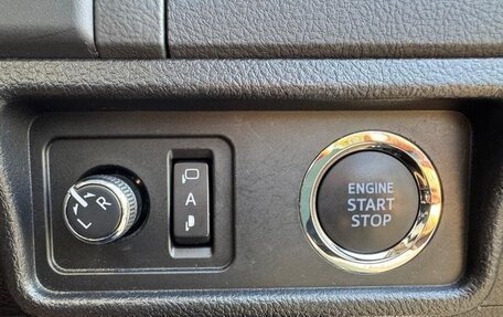 Toyota Land Cruiser Prado 150 рестайлинг 2, 2022 год, 3 910 000 рублей, 13 фотография