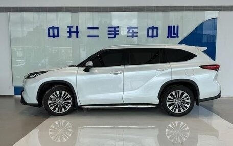 Toyota Highlander, 2022 год, 3 520 000 рублей, 3 фотография