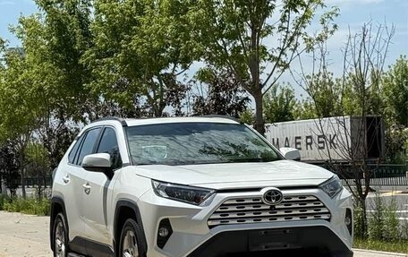 Toyota RAV4, 2021 год, 2 600 000 рублей, 2 фотография
