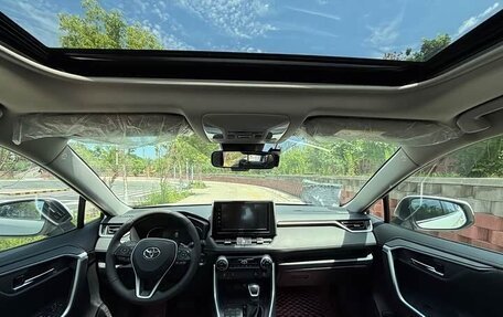 Toyota RAV4, 2021 год, 2 600 000 рублей, 10 фотография