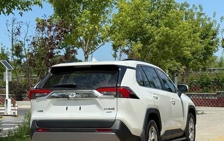 Toyota RAV4, 2021 год, 2 600 000 рублей, 4 фотография