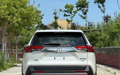 Toyota RAV4, 2021 год, 2 600 000 рублей, 5 фотография