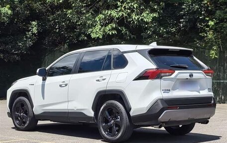Toyota RAV4, 2022 год, 2 413 000 рублей, 2 фотография